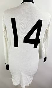  - Original match-worn DFB player shirt, number 14, from the 1968/1969 international season. Long-sleeved; manufacturer: Umbro. Sourced from the collection of a former DFB team bus driver. Status: ABB (Match-Worn). Long-sleeved shirt; Size M; Embroidered DFB logo; linen back number sewn on; minor signs of storage; jersey shows signs of match wear; seams have come slightly undone at the armpit and on the right sleeve; 100% Cotton; Made in England; Condition: B - Bild 2