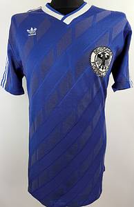 DFB - Trikot 1986  | Original match worn DFB Spielertrikot der mit der Nummer 5 von Matthias Herget.Getragen am 24.05.1986 im Freundschaftsspiel gegenden maexikanischen Erstligisten Atletico Morelia. In diesem Spiel lief die deutsche Nationalmannschaft in ungewohnten blauen Trikots auf, bis heute ein einmaliger Anblick in der DFB Geschichte. Hintergrund war eine damalige FIFA-Vorgabe: Bei inoffiziellen Testspielen durfte keine offiziellemn Matchtrikots verwendet werden. Trikot stammt aus der Sammlung von deutschen Nationalspieler Matthias Herget. Status AAA. - Bild 2