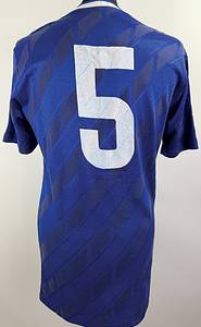 DFB - Trikot 1986  | Original match worn DFB Spielertrikot der mit der Nummer 5 von Matthias Herget.Getragen am 24.05.1986 im Freundschaftsspiel gegenden maexikanischen Erstligisten Atletico Morelia. In diesem Spiel lief die deutsche Nationalmannschaft in ungewohnten blauen Trikots auf, bis heute ein einmaliger Anblick in der DFB Geschichte. Hintergrund war eine damalige FIFA-Vorgabe: Bei inoffiziellen Testspielen durfte keine offiziellemn Matchtrikots verwendet werden. Trikot stammt aus der Sammlung von deutschen Nationalspieler Matthias Herget. Status AAA. - Bild 3