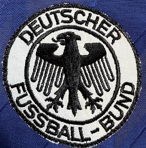 DFB - Trikot 1986  | Original match worn DFB Spielertrikot der mit der Nummer 5 von Matthias Herget.Getragen am 24.05.1986 im Freundschaftsspiel gegenden maexikanischen Erstligisten Atletico Morelia. In diesem Spiel lief die deutsche Nationalmannschaft in ungewohnten blauen Trikots auf, bis heute ein einmaliger Anblick in der DFB Geschichte. Hintergrund war eine damalige FIFA-Vorgabe: Bei inoffiziellen Testspielen durfte keine offiziellemn Matchtrikots verwendet werden. Trikot stammt aus der Sammlung von deutschen Nationalspieler Matthias Herget. Status AAA. - Bild 4