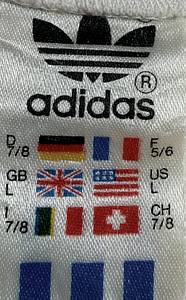 DFB - Trikot 1986 WM  | Für das WM-Finale 1986 in Mexiko Deutschland gegen Argentinien wurde dieses besondere Trikot ursprünglich für Matthias Herget vorbereitet. Das Shirt basiert auf dem seltenen weißen adidas-Design im Stil des damaligen Trainingsoberteils.ach damaliger Entscheidung der FIFA kam dieses Trikot im Finale jedoch nicht zum Einsatz. Da Argentinien als Heimteam geführt wurde, galt die Farbkombination des weißen deutschen Trikots im Zusammenspiel mit den hellblauen argentinischen Streifen als zu ähnlich. Um mögliche Verwechslungen zu vermeiden, lief das DFB -Team deshalb erneut im grünen Auswärtstrikot aus dem Vorrundenspiel gegen Uruguay auf. Trikot kommt aus der Sammlung vom deutschen Nationalspieler Matthias Herget Status AAA,. - Bild 6