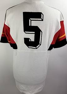 DFB - Trikot 1986 WM  | Für das WM-Finale 1986 in Mexiko Deutschland gegen Argentinien wurde dieses besondere Trikot ursprünglich für Matthias Herget vorbereitet. Das Shirt basiert auf dem seltenen weißen adidas-Design im Stil des damaligen Trainingsoberteils.ach damaliger Entscheidung der FIFA kam dieses Trikot im Finale jedoch nicht zum Einsatz. Da Argentinien als Heimteam geführt wurde, galt die Farbkombination des weißen deutschen Trikots im Zusammenspiel mit den hellblauen argentinischen Streifen als zu ähnlich. Um mögliche Verwechslungen zu vermeiden, lief das DFB -Team deshalb erneut im grünen Auswärtstrikot aus dem Vorrundenspiel gegen Uruguay auf. Trikot kommt aus der Sammlung vom deutschen Nationalspieler Matthias Herget Status AAA,. - Bild 3