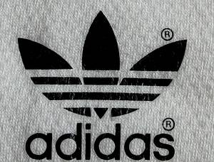 DFB - Trikot 1986 WM  | Für das WM-Finale 1986 in Mexiko Deutschland gegen Argentinien wurde dieses besondere Trikot ursprünglich für Matthias Herget vorbereitet. Das Shirt basiert auf dem seltenen weißen adidas-Design im Stil des damaligen Trainingsoberteils.ach damaliger Entscheidung der FIFA kam dieses Trikot im Finale jedoch nicht zum Einsatz. Da Argentinien als Heimteam geführt wurde, galt die Farbkombination des weißen deutschen Trikots im Zusammenspiel mit den hellblauen argentinischen Streifen als zu ähnlich. Um mögliche Verwechslungen zu vermeiden, lief das DFB -Team deshalb erneut im grünen Auswärtstrikot aus dem Vorrundenspiel gegen Uruguay auf. Trikot kommt aus der Sammlung vom deutschen Nationalspieler Matthias Herget Status AAA,. - Bild 5