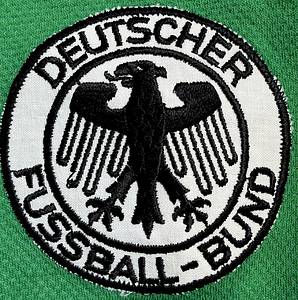  - Original match-issued DFB player shirt Number 5belonging to Matthias Herget. Prepared for the 1986 FIFA World Cup Final between Germany and Argentina, held on June 29, 1986, at the Estadio Azteca (Mexico City). The shirt comes from the collection of German international Matthias Herget, who sat on the substitutes' bench during the final. Status: AAA. Short-sleeve jersey; Size 7/8 (Large); Sewn-on DFB eagle crest; Rubberized manufacturer logo; Back number applied via wet-flock transfer; 56% Cotton, 44% Polypropylene; Climalite 2000; Made in West Germany. Condition: A - Bild 3