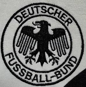  - Original match-worn DFB player shirt, number 10. Worn by Lothar Matthäus in an international match during the 1990–1991 season. Features a personal dedication. The shirt originates from the collection of a former DFB kit manager. Status: ABA. Long-sleeve shirt; Size L; Embroidered DFB eagle; Embroidered Adidas manufacturer logo; Flocked back number; 100% Polyester. Condition: A - Bild 5