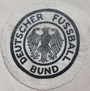  - Original match-worn DFB (German Football Association) player shirt with the number 16 from the 1968/1969 international season. Long-sleeved, manufactured by Umbro. From the collection of Willi Schulz. Status: ABA (Additional Markings). Long-sleeved shirt; size M; DFB logo sewn on, linen number sewn on the back; minor signs of storage; jersey shows signs of wear; 100% cotton; Made in England; The jersey comes from the collection of German international Wili Schulz. Condition: B - Bild 5