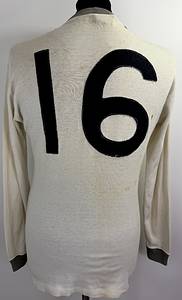  - Original match-worn DFB (German Football Association) player shirt with the number 16 from the 1968/1969 international season. Long-sleeved, manufactured by Umbro. From the collection of Willi Schulz. Status: ABA (Additional Markings). Long-sleeved shirt; size M; DFB logo sewn on, linen number sewn on the back; minor signs of storage; jersey shows signs of wear; 100% cotton; Made in England; The jersey comes from the collection of German international Wili Schulz. Condition: B - Bild 3