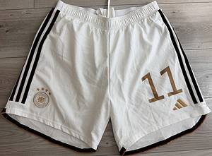 DFB - Trikot 2022 WM  | Original match issued DFB Spielertrikot mit der Nummer 11 von Mario Götze. Vorbereitet für die WM 2022 in Qatar. Es handelt sich um ein komplettes Trikotset mit Hose und Stutzenstrümpfen.Die Auswärtsvariante kam nicht zum Einsatz bei der Weltmeistschaft, da Deutschland überraschend in der Vorrunde ausschied. Status:AAB. - Bild 10