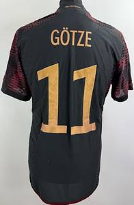DFB - Trikot 2022 WM  | Original match issued DFB Spielertrikot mit der Nummer 11 von Mario Götze. Vorbereitet für die WM 2022 in Qatar. Es handelt sich um ein komplettes Trikotset mit Hose und Stutzenstrümpfen.Die Auswärtsvariante kam nicht zum Einsatz bei der Weltmeistschaft, da Deutschland überraschend in der Vorrunde ausschied. Status:AAB. - Bild 3