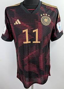 DFB - Trikot 2022 WM  | Original match issued DFB Spielertrikot mit der Nummer 11 von Mario Götze. Vorbereitet für die WM 2022 in Qatar. Es handelt sich um ein komplettes Trikotset mit Hose und Stutzenstrümpfen.Die Auswärtsvariante kam nicht zum Einsatz bei der Weltmeistschaft, da Deutschland überraschend in der Vorrunde ausschied. Status:AAB. - Bild 2