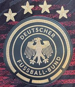 DFB - Trikot 2022 WM  | Original match issued DFB Spielertrikot mit der Nummer 11 von Mario Götze. Vorbereitet für die WM 2022 in Qatar. Es handelt sich um ein komplettes Trikotset mit Hose und Stutzenstrümpfen.Die Auswärtsvariante kam nicht zum Einsatz bei der Weltmeistschaft, da Deutschland überraschend in der Vorrunde ausschied. Status:AAB. - Bild 4