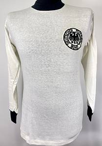  - Original match-worn / issued Germany player jersey with the number 10. Worn by Günter Netzer in a match during the 1974 World Cup in Germany. The jersey comes from the collection of a former DFB (German Football Association) staff member. Status ABA jersey; long-sleeved; size M; DFB crest embroidered; rubberized player number; 100% cotton; made in West Germany. Condition: A- - Bild 2