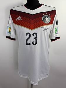 DFB -Trikot 2014 WM  | Original match issued DFB Spielertrikot mit der Nummer 23 von Christoph Kramer. Vorbereitet für das Finale der Fußball Weltmeisterschaft 2014 Deutschland-Argentinien am 13.07.2014 in Rio de Janeiro, Brasilien, was die deutsche Nationalmannschaft durch das Tor von Mario Götze gewann.Status AAB  Im "Endspiel wurde Kramer nach 31 Spielminuten gegen André Schürrle ausgewechselt, nachdem er sich in der 17. Minute durch einen Zusammenprall mit dem Argentinier Ezequiel Garay eine Gehirnerschütterung zugezogen und danach Schiedsrichter Nicola Rizzoli zweimal gefragt hatte, ob dies das WM-Finalspiel sei. Rizzoli bat daraufhin Jogi Löw, Kramer auszuwechseln." (wiki). Schürrle gab dann später die entscheidende Flanke für Mario Götze, der in der Verlängerung das 1:0 erzielte. - Bild 3