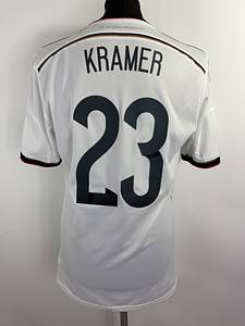 DFB -Trikot 2014 WM  | Original match issued DFB Spielertrikot mit der Nummer 23 von Christoph Kramer. Vorbereitet für das Finale der Fußball Weltmeisterschaft 2014 Deutschland-Argentinien am 13.07.2014 in Rio de Janeiro, Brasilien, was die deutsche Nationalmannschaft durch das Tor von Mario Götze gewann.Status AAB  Im "Endspiel wurde Kramer nach 31 Spielminuten gegen André Schürrle ausgewechselt, nachdem er sich in der 17. Minute durch einen Zusammenprall mit dem Argentinier Ezequiel Garay eine Gehirnerschütterung zugezogen und danach Schiedsrichter Nicola Rizzoli zweimal gefragt hatte, ob dies das WM-Finalspiel sei. Rizzoli bat daraufhin Jogi Löw, Kramer auszuwechseln." (wiki). Schürrle gab dann später die entscheidende Flanke für Mario Götze, der in der Verlängerung das 1:0 erzielte. - Bild 4