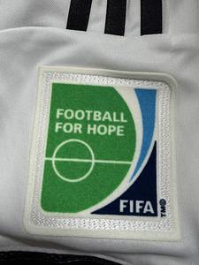 DFB -Trikot 2014 WM  | Original match issued DFB Spielertrikot mit der Nummer 23 von Christoph Kramer. Vorbereitet für das Finale der Fußball Weltmeisterschaft 2014 Deutschland-Argentinien am 13.07.2014 in Rio de Janeiro, Brasilien, was die deutsche Nationalmannschaft durch das Tor von Mario Götze gewann.Status AAB  Im "Endspiel wurde Kramer nach 31 Spielminuten gegen André Schürrle ausgewechselt, nachdem er sich in der 17. Minute durch einen Zusammenprall mit dem Argentinier Ezequiel Garay eine Gehirnerschütterung zugezogen und danach Schiedsrichter Nicola Rizzoli zweimal gefragt hatte, ob dies das WM-Finalspiel sei. Rizzoli bat daraufhin Jogi Löw, Kramer auszuwechseln." (wiki). Schürrle gab dann später die entscheidende Flanke für Mario Götze, der in der Verlängerung das 1:0 erzielte. - Bild 9