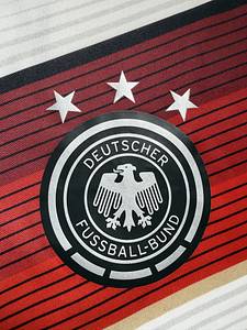 DFB -Trikot 2014 WM  | Original match issued DFB Spielertrikot mit der Nummer 23 von Christoph Kramer. Vorbereitet für das Finale der Fußball Weltmeisterschaft 2014 Deutschland-Argentinien am 13.07.2014 in Rio de Janeiro, Brasilien, was die deutsche Nationalmannschaft durch das Tor von Mario Götze gewann.Status AAB  Im "Endspiel wurde Kramer nach 31 Spielminuten gegen André Schürrle ausgewechselt, nachdem er sich in der 17. Minute durch einen Zusammenprall mit dem Argentinier Ezequiel Garay eine Gehirnerschütterung zugezogen und danach Schiedsrichter Nicola Rizzoli zweimal gefragt hatte, ob dies das WM-Finalspiel sei. Rizzoli bat daraufhin Jogi Löw, Kramer auszuwechseln." (wiki). Schürrle gab dann später die entscheidende Flanke für Mario Götze, der in der Verlängerung das 1:0 erzielte. - Bild 5