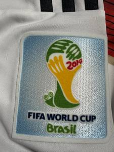 DFB -Trikot 2014 WM  | Original match issued DFB Spielertrikot mit der Nummer 23 von Christoph Kramer. Vorbereitet für das Finale der Fußball Weltmeisterschaft 2014 Deutschland-Argentinien am 13.07.2014 in Rio de Janeiro, Brasilien, was die deutsche Nationalmannschaft durch das Tor von Mario Götze gewann.Status AAB  Im "Endspiel wurde Kramer nach 31 Spielminuten gegen André Schürrle ausgewechselt, nachdem er sich in der 17. Minute durch einen Zusammenprall mit dem Argentinier Ezequiel Garay eine Gehirnerschütterung zugezogen und danach Schiedsrichter Nicola Rizzoli zweimal gefragt hatte, ob dies das WM-Finalspiel sei. Rizzoli bat daraufhin Jogi Löw, Kramer auszuwechseln." (wiki). Schürrle gab dann später die entscheidende Flanke für Mario Götze, der in der Verlängerung das 1:0 erzielte. - Bild 10