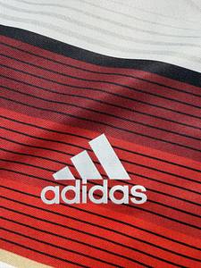 DFB -Trikot 2014 WM  | Original match issued DFB Spielertrikot mit der Nummer 23 von Christoph Kramer. Vorbereitet für das Finale der Fußball Weltmeisterschaft 2014 Deutschland-Argentinien am 13.07.2014 in Rio de Janeiro, Brasilien, was die deutsche Nationalmannschaft durch das Tor von Mario Götze gewann.Status AAB  Im "Endspiel wurde Kramer nach 31 Spielminuten gegen André Schürrle ausgewechselt, nachdem er sich in der 17. Minute durch einen Zusammenprall mit dem Argentinier Ezequiel Garay eine Gehirnerschütterung zugezogen und danach Schiedsrichter Nicola Rizzoli zweimal gefragt hatte, ob dies das WM-Finalspiel sei. Rizzoli bat daraufhin Jogi Löw, Kramer auszuwechseln." (wiki). Schürrle gab dann später die entscheidende Flanke für Mario Götze, der in der Verlängerung das 1:0 erzielte. - Bild 6