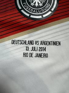 DFB -Trikot 2014 WM  | Original match issued DFB Spielertrikot mit der Nummer 23 von Christoph Kramer. Vorbereitet für das Finale der Fußball Weltmeisterschaft 2014 Deutschland-Argentinien am 13.07.2014 in Rio de Janeiro, Brasilien, was die deutsche Nationalmannschaft durch das Tor von Mario Götze gewann.Status AAB  Im "Endspiel wurde Kramer nach 31 Spielminuten gegen André Schürrle ausgewechselt, nachdem er sich in der 17. Minute durch einen Zusammenprall mit dem Argentinier Ezequiel Garay eine Gehirnerschütterung zugezogen und danach Schiedsrichter Nicola Rizzoli zweimal gefragt hatte, ob dies das WM-Finalspiel sei. Rizzoli bat daraufhin Jogi Löw, Kramer auszuwechseln." (wiki). Schürrle gab dann später die entscheidende Flanke für Mario Götze, der in der Verlängerung das 1:0 erzielte. - Bild 8