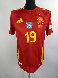  - Original match-issued Spain player shirt, number 19, belonging to Lamine Yamal, prepared for the European Championship match against Italy on June 20, 2024, in Gelsenkirchen. Status: AAB. Short-sleeve shirt; Size M; Club crest and Adidas manufacturer logo applied; Player number and name applied in rubberized print; Match details applied in rubberized print; "European Champions" patch applied in flock print; Foundation patch applied in flock print; 100% Polyester; Made in Cambodia. Condition: A - Bild 2