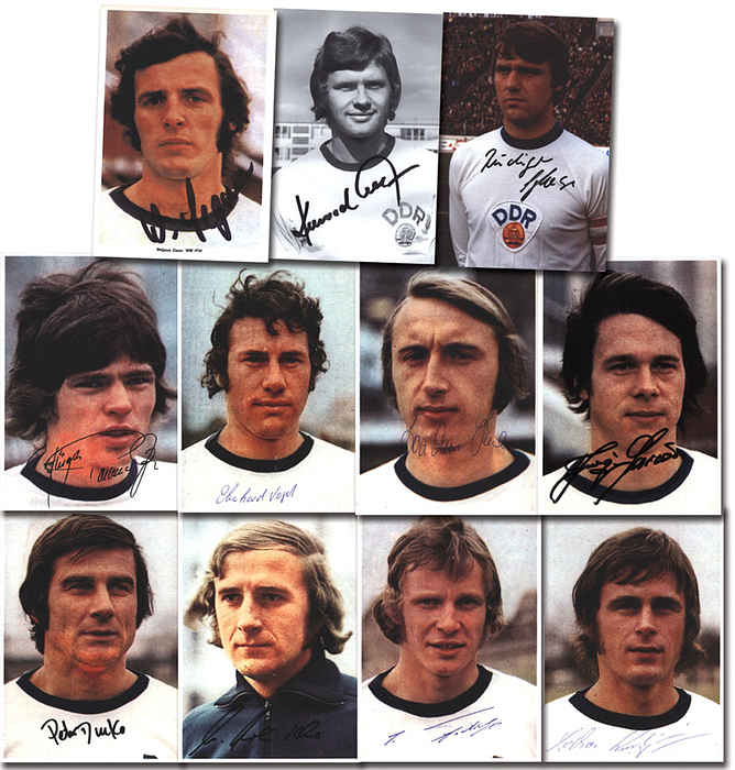 DDR WM 1974  | 11 Autogrammkarten und Reprofotos von Spielern der DDR - Mannschaft bei der Fußball - Weltmeister 1974, je 14,5x10,5 cm