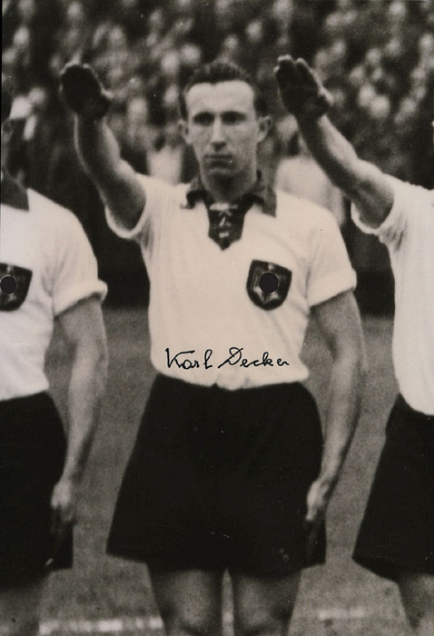 Decker, Karl  | (1921-2005) S/W-Repropfoto mit Originalsignatur von Karl Decker.  Österreichischer Fußballspieler und -trainer. 1958 bis 1964 Cheftrainer der österreichischen Nationalmannschaft. 8-facher deutscher Nationalspieler und 25-facher österreichischer Nationalspieler. 15x10 cm.