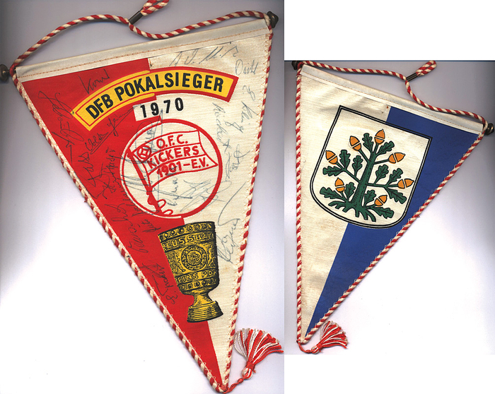 Offenbacher Kicker-Wimpel 1970  | Seltener Souvenirwimpel der Offenabcher Kickers mit dem DFB-Pokal und Aufdruck "DFB Pokalsieger 1970". Stoffwimpel. Rückseite mit dem Stadtwappen von Offenbach.Mit rot-weißer Seidenbordüre und Bommel. Messingstange.  Mit ca. original Signaturen der Spieler der Offenbacher Kickers aus der Zeit von 1971 -1979, 27x20 (ohne Bommel) 18x27 cm