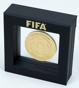 FIFA-Medaille 2023  | Vergoldete Teilnehmermedaille zum 75th FIFA Congress. Kigali, March 2023. 5 cm. Im original Etui. - Bild 4