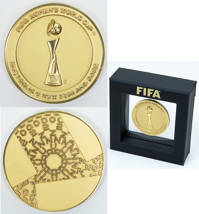 Teilnehmermedaille WM2023  | „FIFA Women´s World Cup 2023 Australia & New Zealand“. Offizielle Teilnehmermedaille für Betreuer, Funktionäre und Spielerinnen, die an der Frauen Fußball-Weltmeisterschaft 2023 teilnahmen. Bronze, vergoldet. 5,0cm. Im Originaletui.