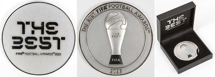 FIFA-Medaille 2023  | Offizielle Teilnehmermedaille "The Best FIFA Football Awards 2023", Edelstahl, teilweise schwarz emailliert,  6 cm. Im original Etui.