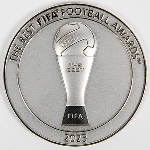 FIFA-Medaille 2023  | Offizielle Teilnehmermedaille "The Best FIFA Football Awards 2023", Edelstahl, teilweise schwarz emailliert,  6 cm. Im original Etui. - Bild 2