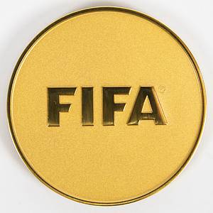  - "FIFA Club World Cup Qatar 2023." Official participation medal for coaches, officials, and players of the 2023 FIFA Club World Cup in UAE (United Arab Emirates), won by Manchester City. Bronze, gold-plated, 5.0 cm. In the original case. --Very rare. Very nice EF! The final was played on December 22, 2023, between Fluminense Rio de Janeiro and Manchester City (0-4). Condition: A - Bild 3