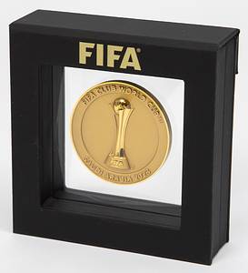  - "FIFA Club World Cup Qatar 2023." Official participation medal for coaches, officials, and players of the 2023 FIFA Club World Cup in UAE (United Arab Emirates), won by Manchester City. Bronze, gold-plated, 5.0 cm. In the original case. --Very rare. Very nice EF! The final was played on December 22, 2023, between Fluminense Rio de Janeiro and Manchester City (0-4). Condition: A - Bild 4