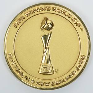  -  Participation Medal: FIFA Women´s World Cup 2023; in Australia & New Zealand for players, coaches and officials who took part at the World Cup. Bronze, gold plated, 5,0 cm. In original case. Was given to all participants by the Organisation Committee. Very rare, extra fine. Finale Spainv England (1-0) Condition: A - Bild 3