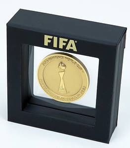 Teilnehmermedaille WM2023  | „FIFA Women´s World Cup 2023 Australia & New Zealand“. Offizielle Teilnehmermedaille für Betreuer, Funktionäre und Spielerinnen, die an der Frauen Fußball-Weltmeisterschaft 2023 teilnahmen. Bronze, vergoldet. 5,0cm. Im Originaletui. - Bild 4