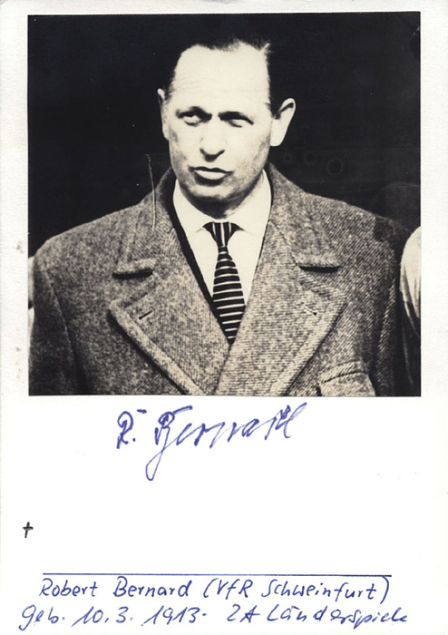 Bernard, Robert  | (1913-1990) Karteikarte mit Originalsignatur von Robert Bernard (2 DFB A-Länderspiele; VfR Schweinfurt) und einem aufmontiertem S/W-Reprofoto, 15x10,5 cm.