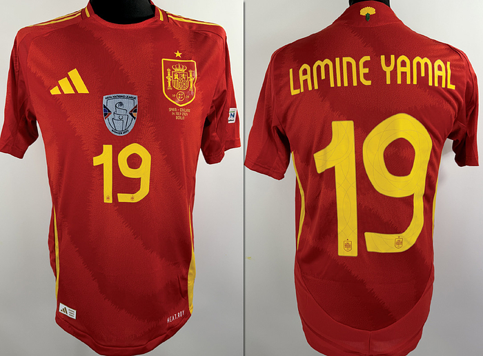 Spanien - Trikot 2024  | Original match issued Spanien Spielertrikot mit der Nummer 24 von Lamine Yamal, vorbereitet für das Finale der Europameisterschaft, Spanien - England  am 14.07.2024 jn Berlin. Spanien gewann die Partie 2; 1 und sicherte sich somit den 4 Titel und ist somit Rekordeuropameister Status AAC