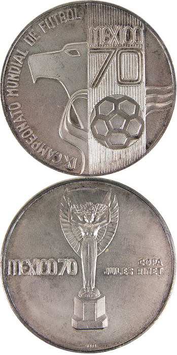 Teilnehmermedaille 1970  | Offizielle Teilnehmermedaille der Fußball-Weltmeisterschaft 1970 in Mexiko. Vorderseite: Copa Jules Rimet; Rückseite: Adlerkopf mit Fußball und Schriftzug Mexico 70. Durchmesser: 4,5 cm. (jeweils 1000 Feinsilber; Gesamtsilbergewicht: ca. 30 Gramm).