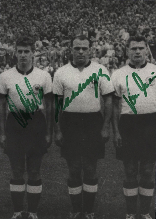 Kohlmeyer, Mai, Schäfer  | (1924-1974) Originalsignatur auf Magazinfoto von Werner Kohlmeyer (1.FC Kaiserslautern; 22 A-LS von 1951-54. Weltmeister 1954. Dabei die Signaturen der Fußball Weltmeister 1954 Karl Mai (1928-1993) und Hans Schäfer 1927-2017. 14,5x10,5 cm