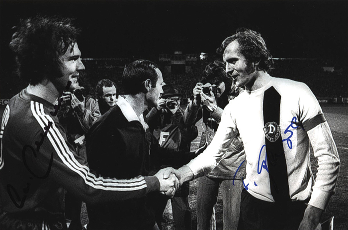 Beckenbauer /Ganzera  | S/W-Foto vom legendären Europapokalspiel Bayern München v Dynamo Dresden 1973 mit original Signatur der beiden Mannschaftskapitäne Franz Beckenbauer und Frank Ganzera, 15x10 cm
