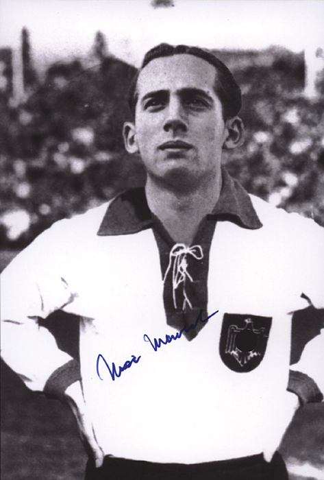 Merkel, Max  | (1918-2006) s/w-Reprofoto mit Originalsignatur vom Trainer Max Merkel (Wiener SC,. 1 DFB A-Länderspiel 1939) im Dress der deutschen Nationalmannschaft. 15x10 cm.