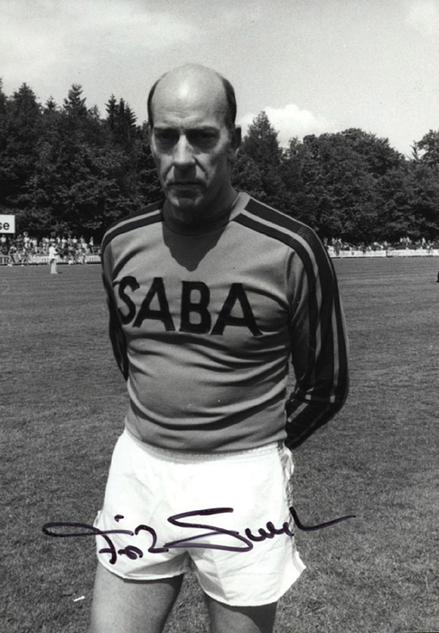 Ewert, Fritz, Fritz | (1937-1990 S/W-Pressefoto mit original Signatur von Fritz Ewert (4 DFB A-Länderspiele, 1.FC Köln), 12,5x9 cm.