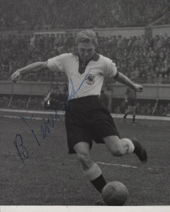 Termath, Berni  | (1928-2004) s/w-Pressefoto mit Originalsignatur von Berni Termath (Rot-Weiß Essen. 7 DFB A-Länderspiele). 9x7 cm.
