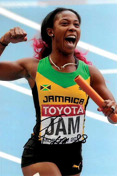 Fraser-Pryce, Shelly-Ann  | Großes Farbfoto mit original Signatur von Shelly-Ann Fraser-Pryce (JAM). 7fache Medaillengewinner bei den Olympischen Spielen 2008-2020 imm 100 m, 200 m und 4x100 m Lauf (3x Gold, 4x Silber, 1x Bronze) und 10fache Weltmeisterin, 30x20 cm