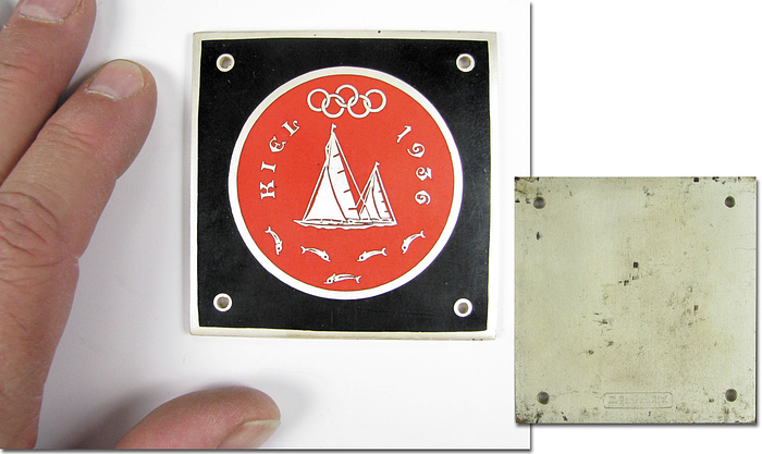 Autoplakette 1936  | „Kiel 1936“ Olympische Wettkämpfe der Segler der Olympischen Spiele Berlin 1936. Große Autoplakette. 6,8x6,8 cm.