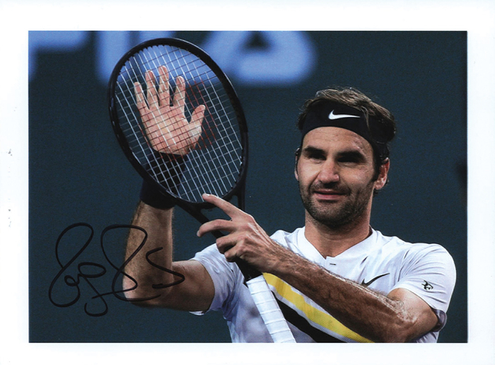 Federer, Roger  | Farbfoto mit Originalsignatur des erfolgreichen schweizer Tennis-Stars Roger Federer. 20x15 cm