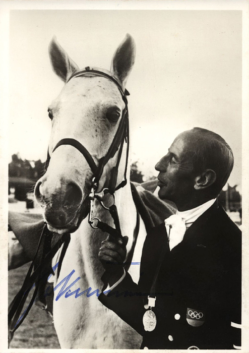 Neckermann, Josef  | (1912-1992). s/w-Foto mit Originalsignatur von Josef Neckermann, Olympia-Reiter und Olympiasieger von 1964 + 1968. 15x10,5 cm.
