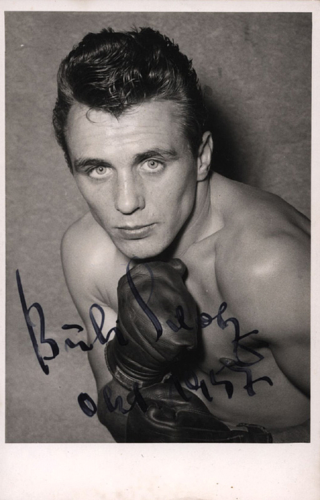 Scholz, Gustav "Bubi"  | (1930-2000). S/W-Autogrammkarte (Echtfoto) mit original Signatur von "Bubi" Scholz, deutscher Europameister im Boxen (Mittelgewicht). Mit Tinte signiert "Oktober 1957", 15x10,5 cm.
