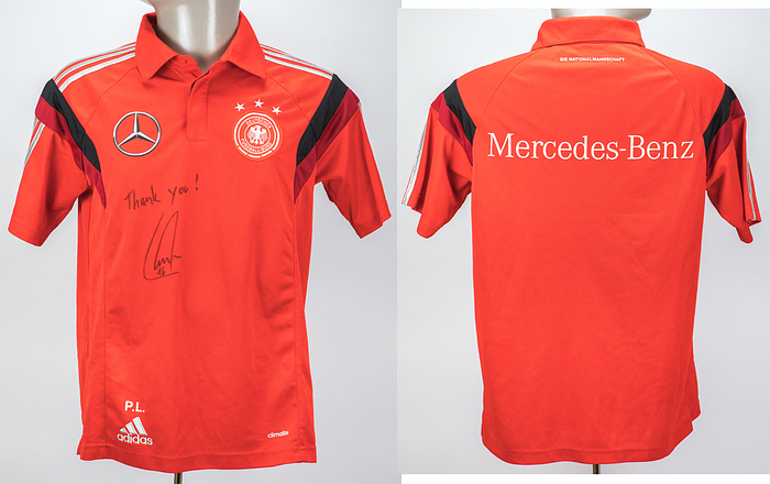 DFB - Polo-Shirt 2014  | DFB Spieler-Polo-Shirt von Deutschland ohne Rückennummer. Getragen von Philipp Lahm während der Fußball WM 2014 in Brasilien. Mit original Autograph und Widmung von Philipp Lahm auf der Vorderseite. Lahm ist Fußball Weltmeister 2014. Status:ABC