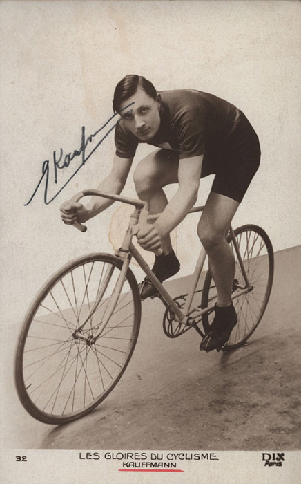 Kaufmann, Ernst  | (1895-1943) S/W-Fotopostkarte mit original Signatur vom verstorbenen Schweizer Radrennfahrer Ernst Kaufmann. 1925 wurde er Weltmeister im Sprint der Profis in Amsterdam. 14x8,5 cm.
